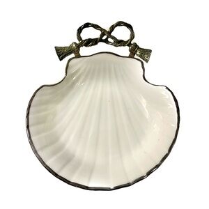 Elegant White Shell-Shaped Dish with Gold Bow Stand